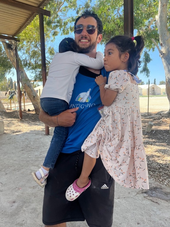 Dal Congo all’Afghanistan, storie di bambini che sognano un futuro: la Summer School dei Giovani per la Pace nel campo profughi di Corinto, in Grecia